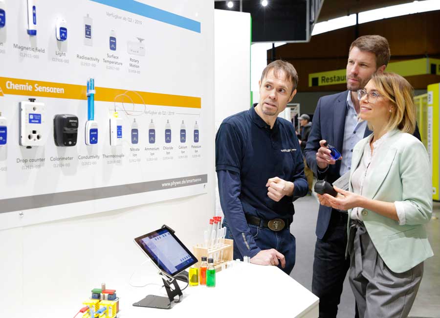 Messebesucher Learntec am Ausstellerstand