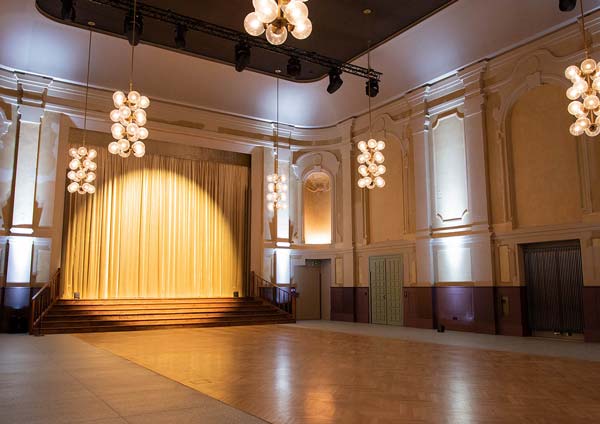 Saal des Bildungs- und Kulturhauses - Peter Edel in delin Weissensee